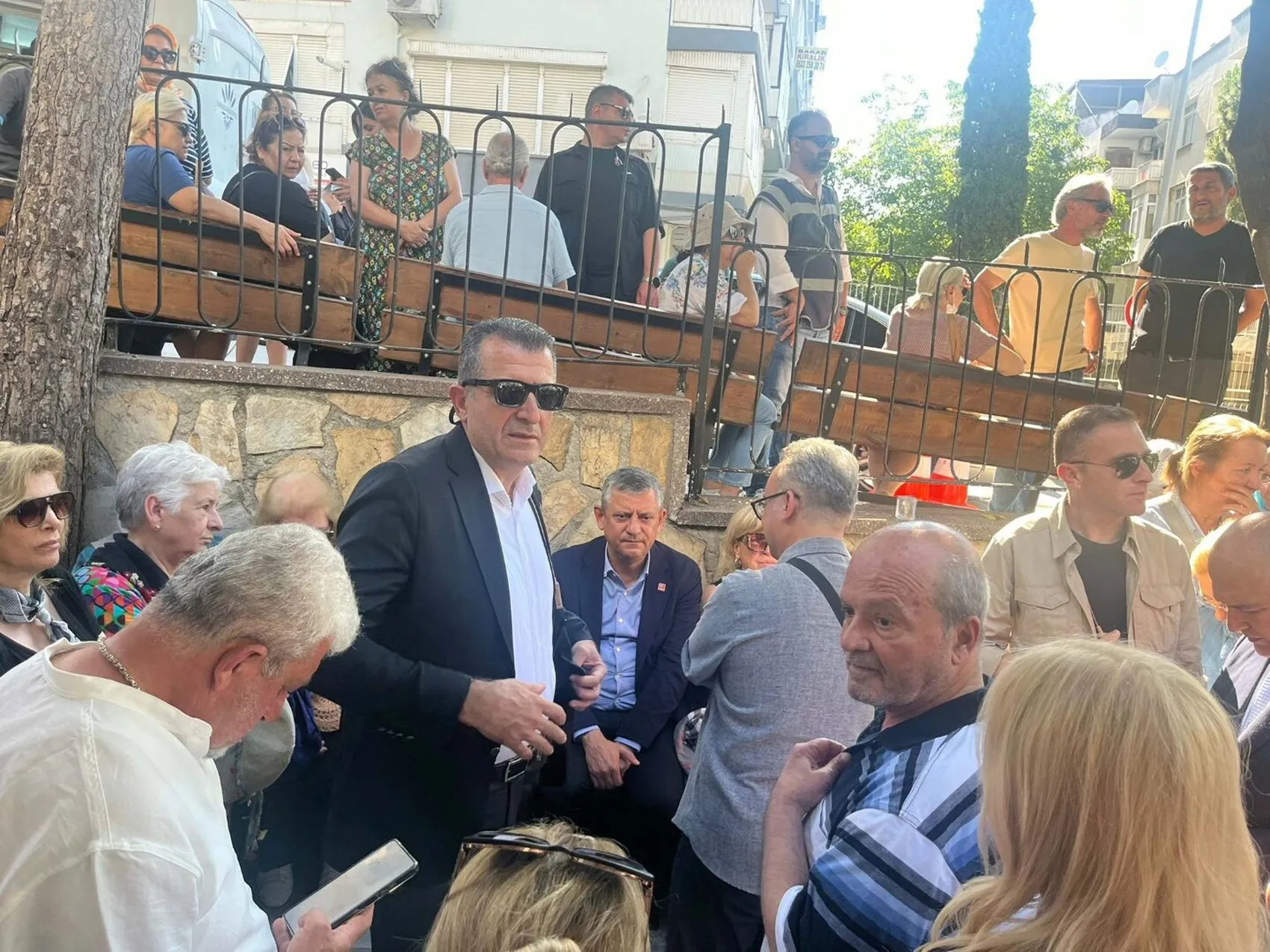 Özgür Özel İzmir'de aile dostunu son yolculuğuna uğurladı