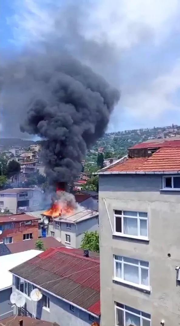Sarıyer'de çatı katında kaynak yaparken evi yaktılar