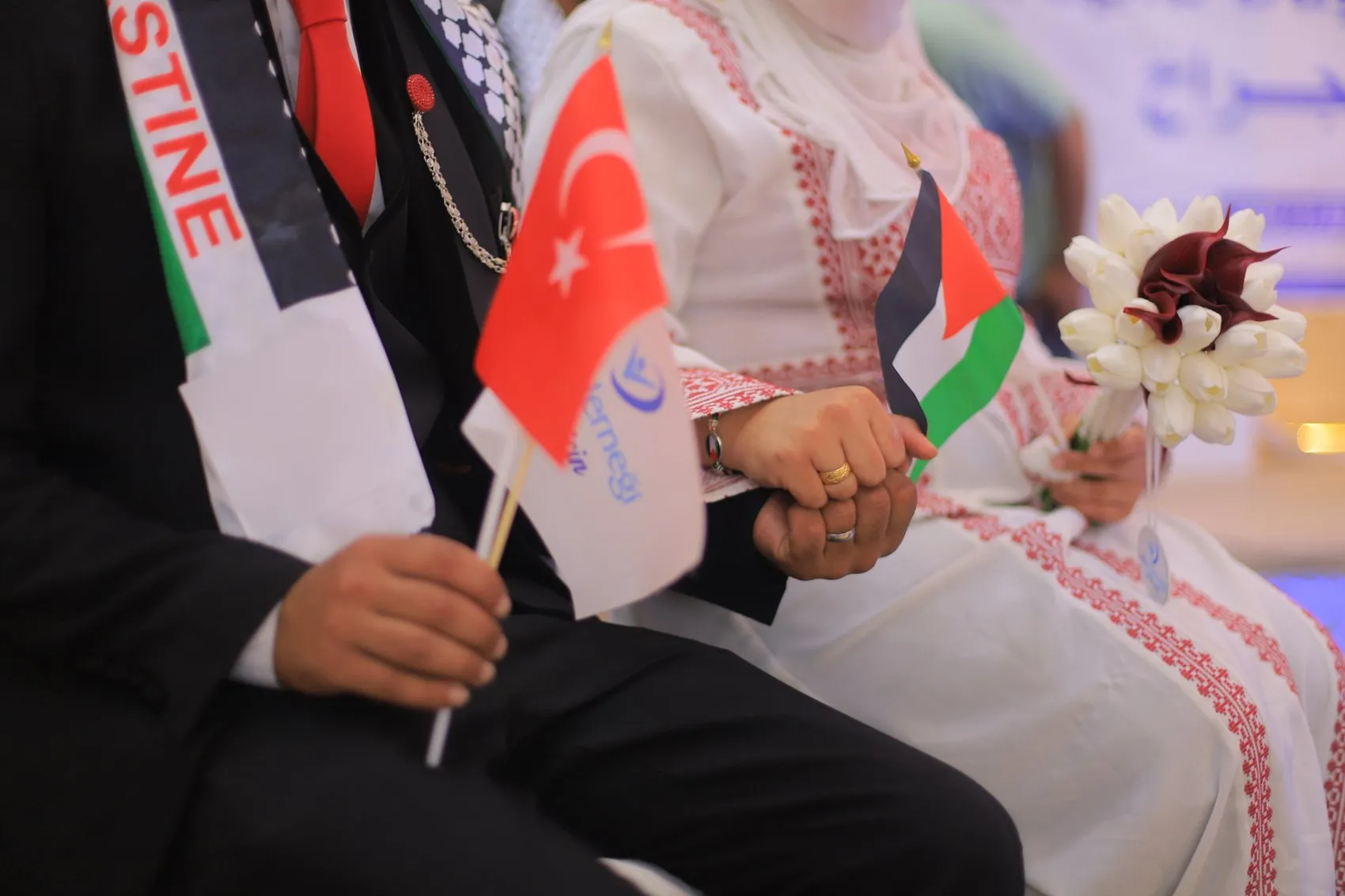 Gazze’de savaşın gölgesinde 10 çift için düğün yapıldı