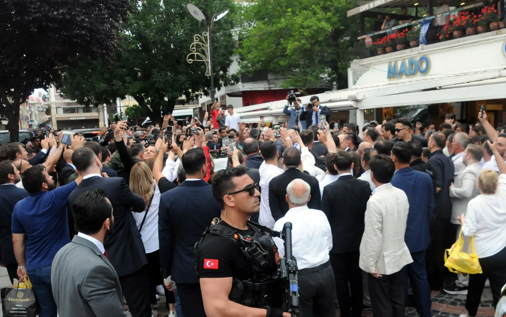 Erdoğan Edirne ziyaretinde vatandaşlarla çay içti