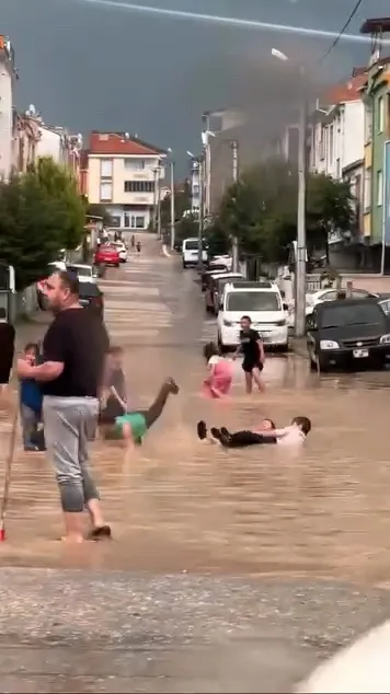 İnegöl’de sel baskını Çocuklar su birikintilerinde yüzdü
