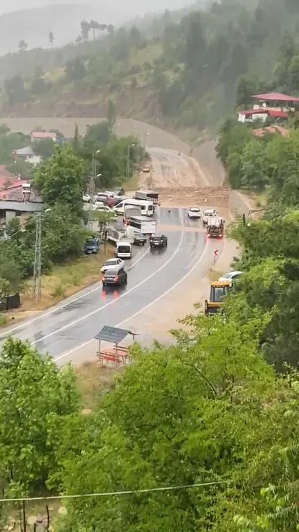 Adana'da şiddetli yağış yolu kesti