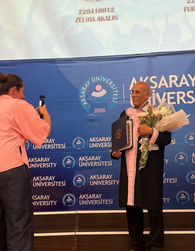 Aksaraylı 71 yaşındaki emekli bankacı ikinci üniversitesinden mezun oldu