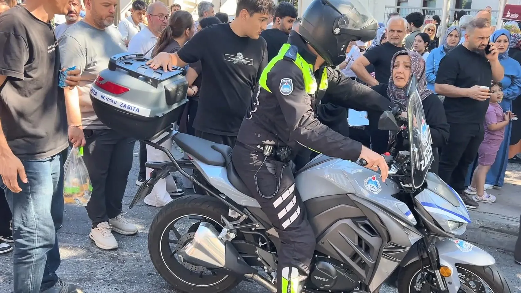 Sınav sabahı kimliğini unutan öğrenciyi zabıta kurtardı