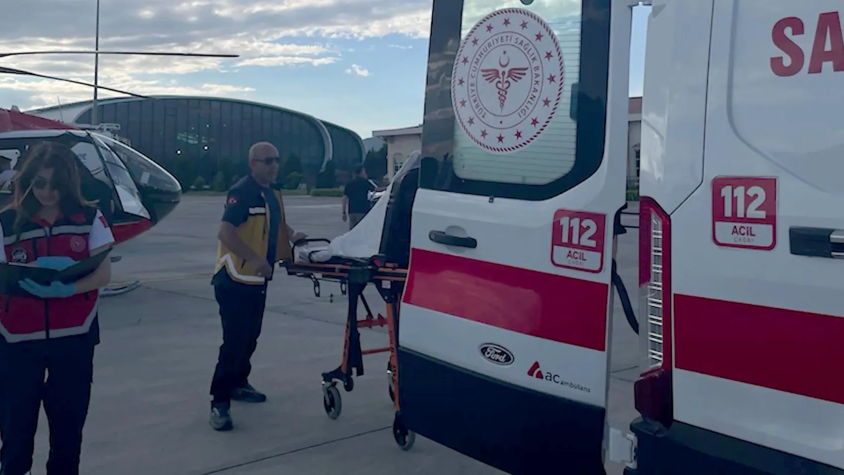 Erzincan'da zorlu arazide kalp hastasına helikopterli kurtarma operasyonu