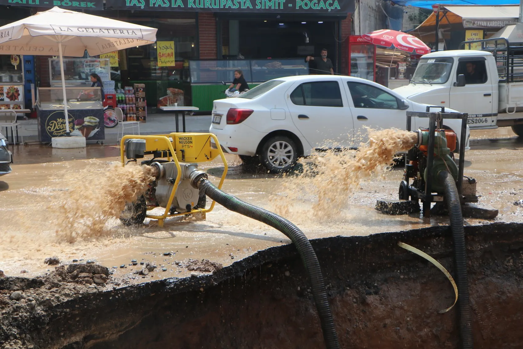 Adana'da ana su borusu patladı ve cadde çöktü