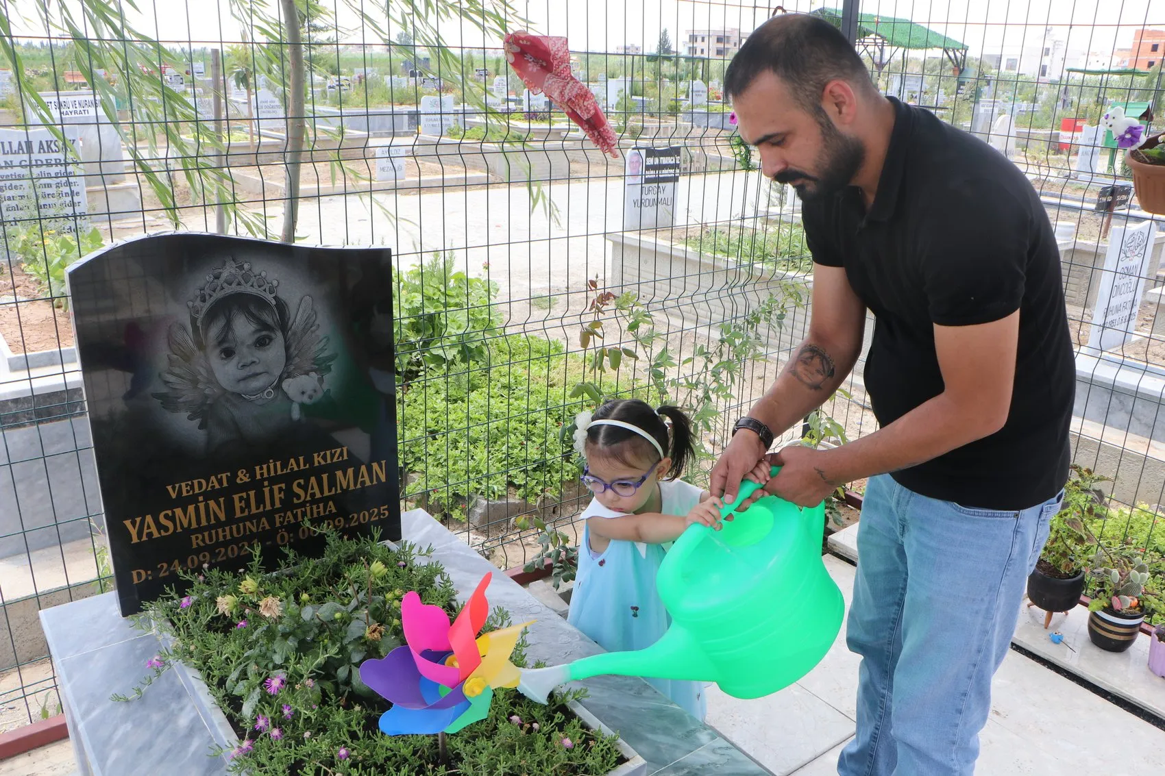 Yasmin’in hatıraları çalınınca ailesi mezarın etrafına kilitli kapı yaptırdı