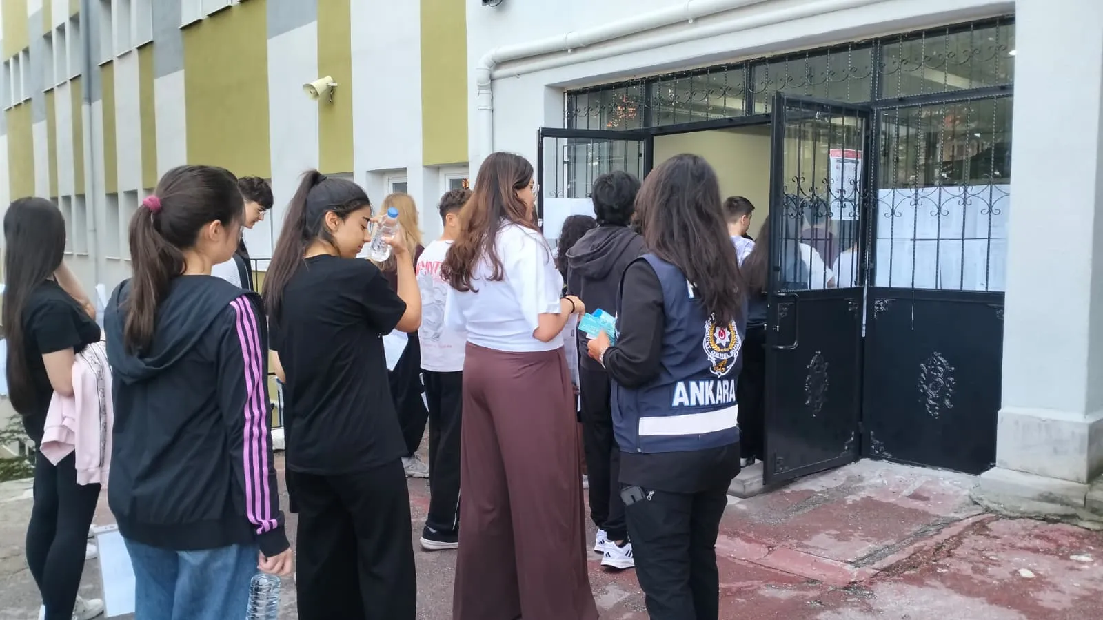 LGS maratonu başladı Milyonlarca öğrenci lise tercihi için ter döktü