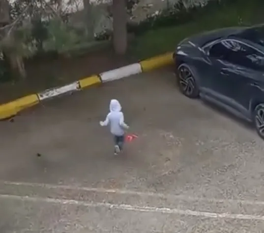 Bolulu küçük Miraç sokaktaki Türk bayrağını yerden kaldırdı