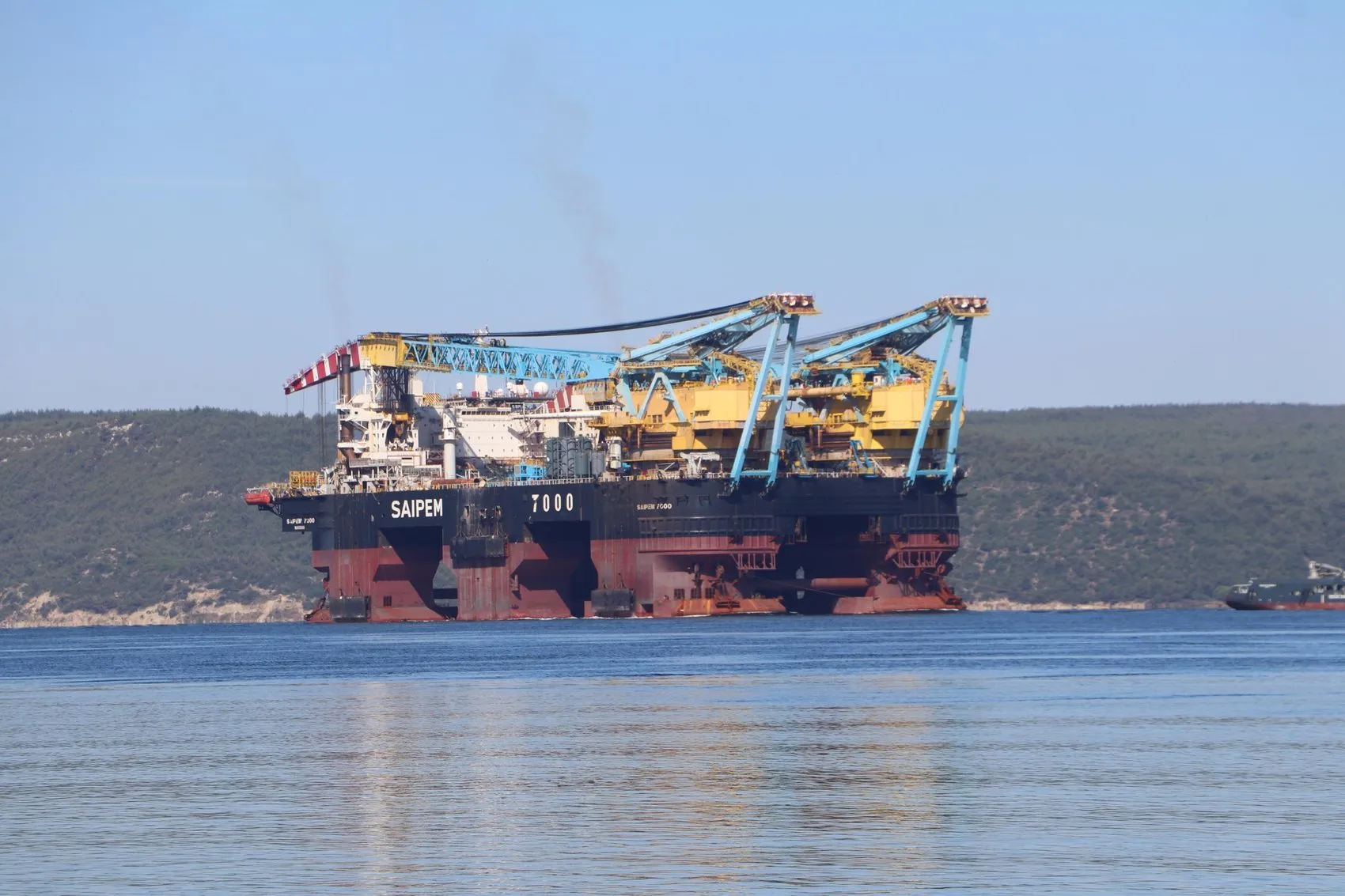 Dev vinç gemisi Çanakkale Boğazı trafiğini kilitledi