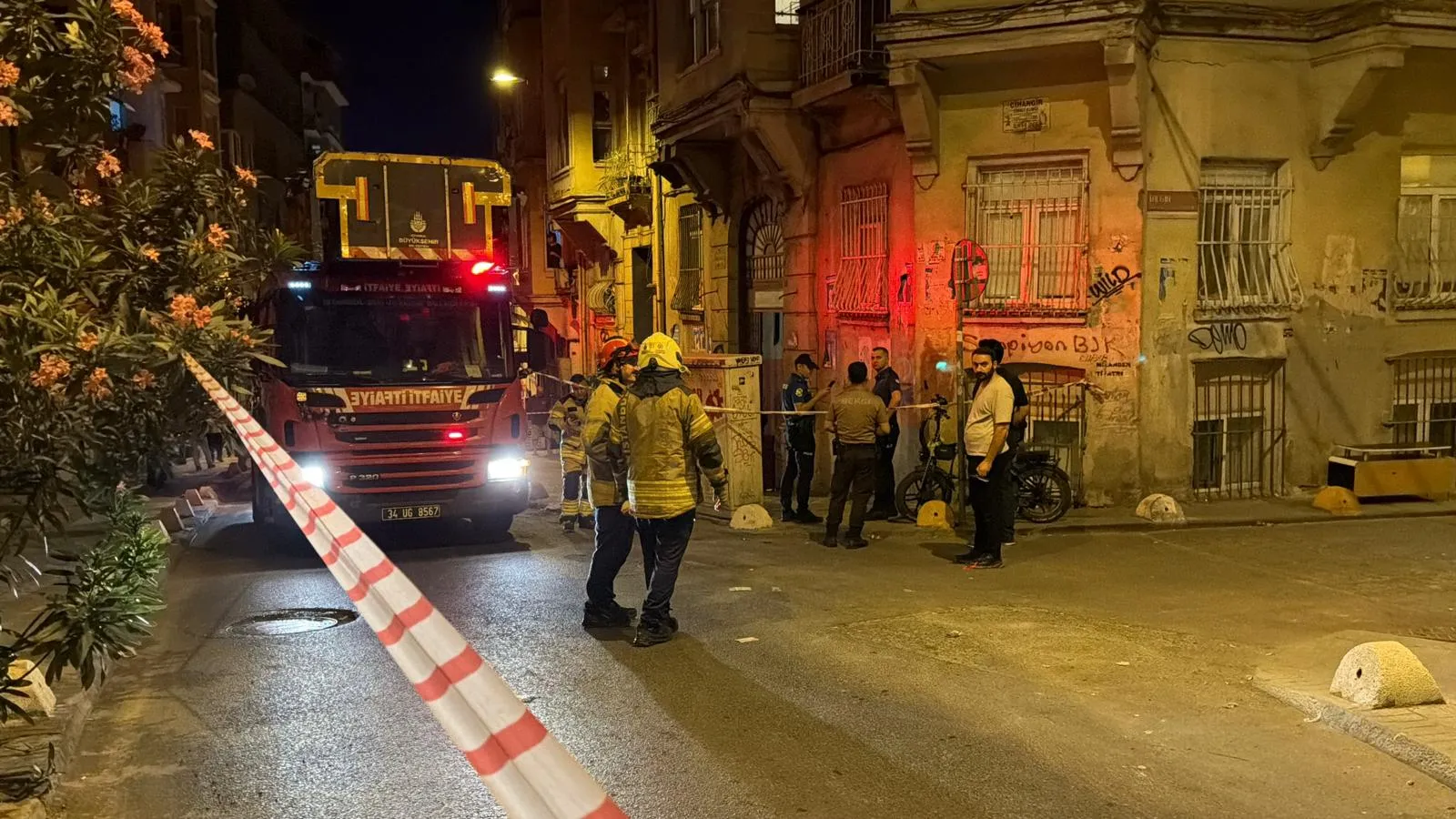 Beyoğlu’nda gece yarısı korkutan bina tahliyesi