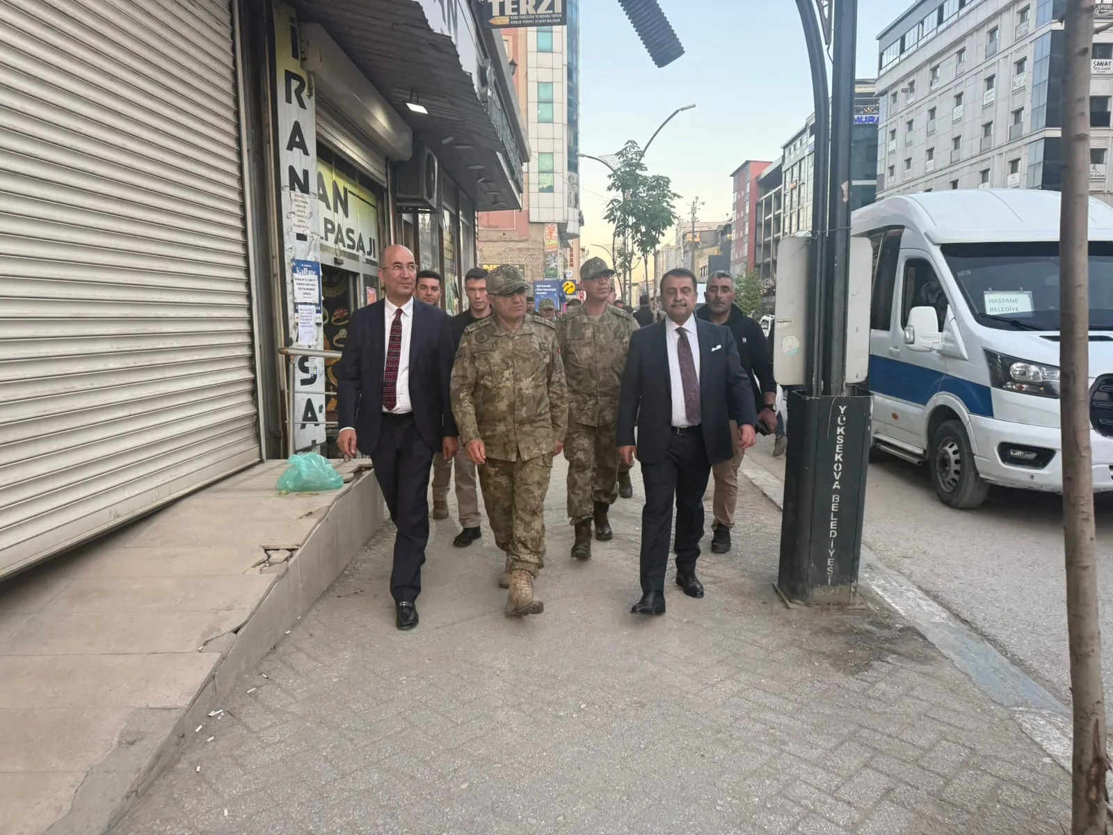Kara Kuvvetleri Komutanı Yüksekova esnafıyla bir araya geldi