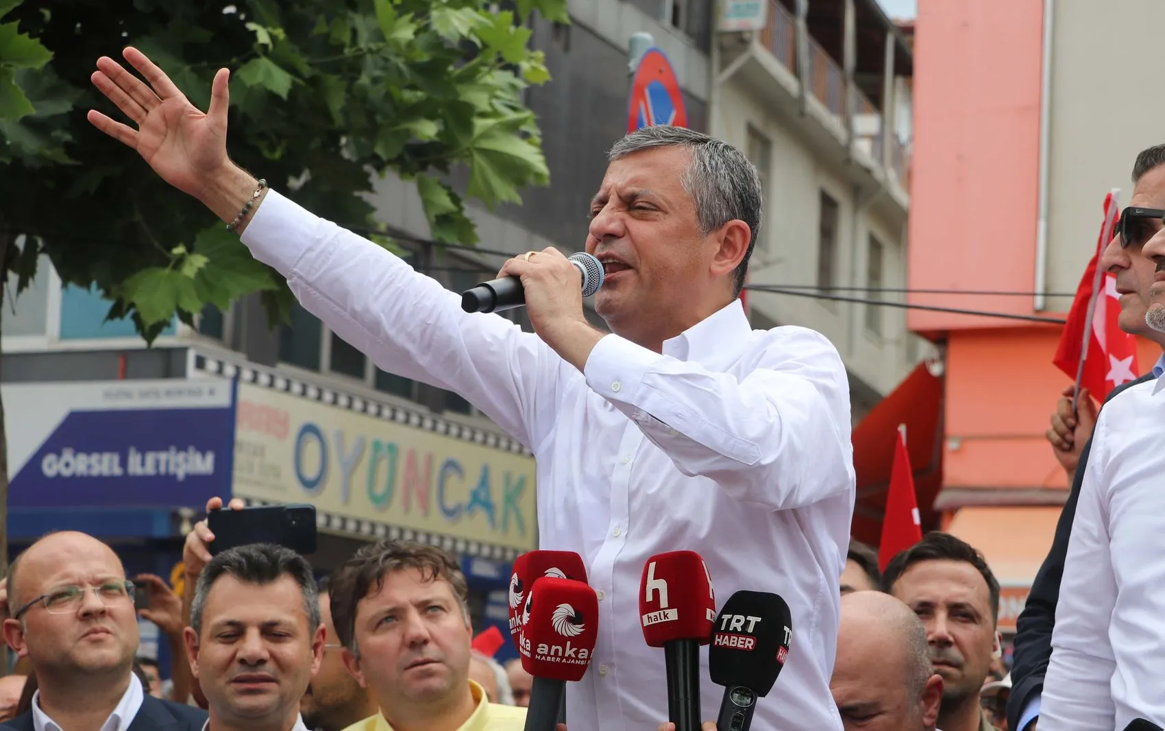 Özgür Özel'den miting otobüslerine el konulmasına tepki