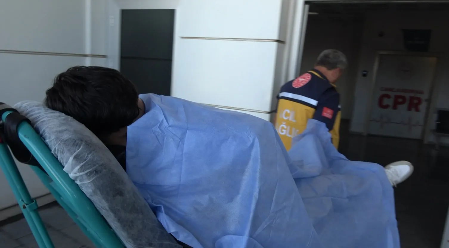 Aksarayda okul duvarından atlayan öğrenci tel örgülere takıldı