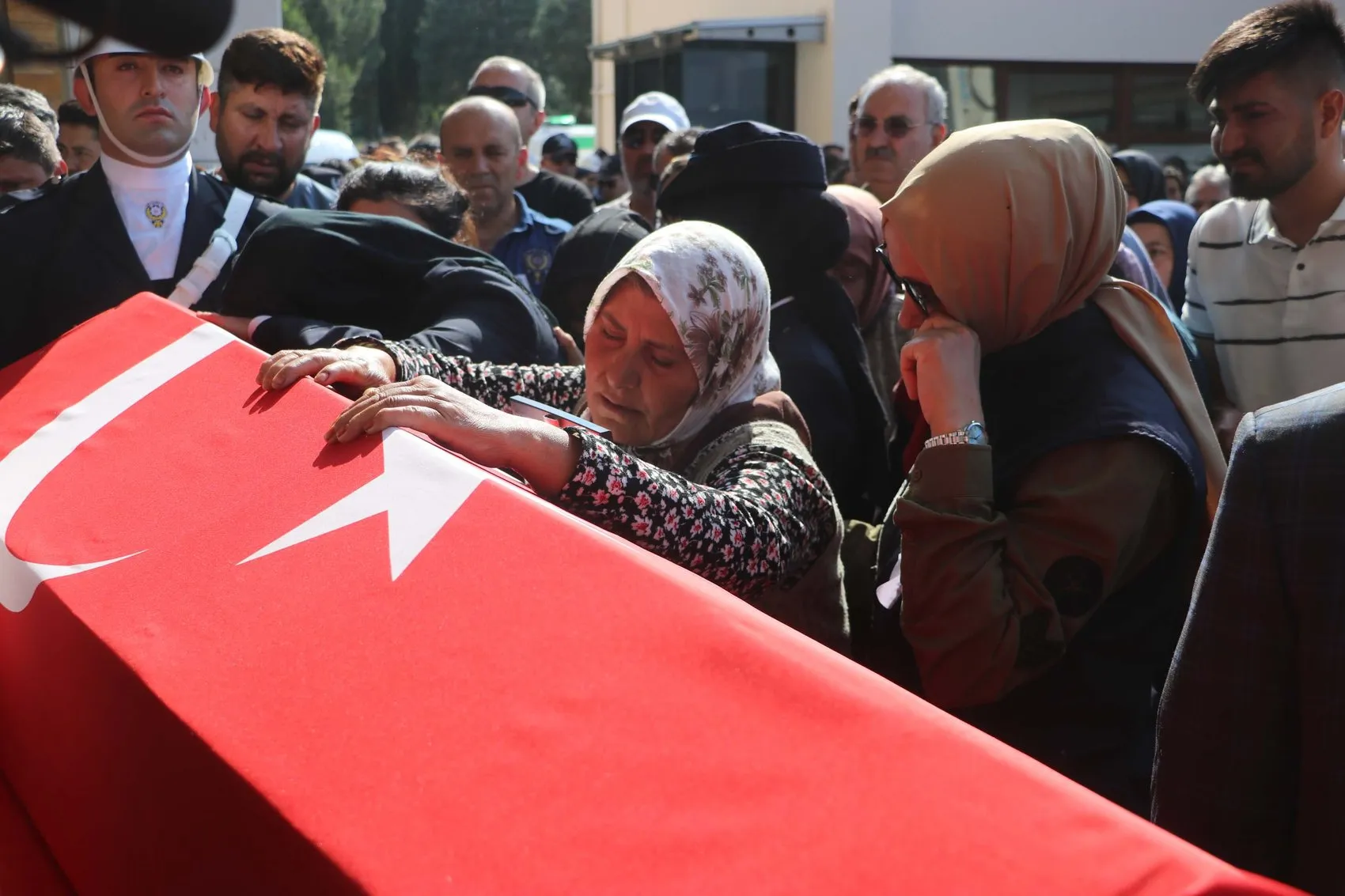 Muğla'da şehit düşen polis memuru Tayfun Baş son yolculuğuna uğurlandı