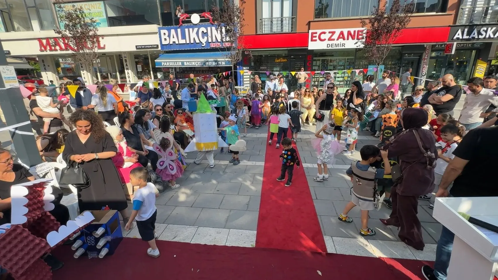Avcılar'da miniklerden çevre için geri dönüşüm defilesi