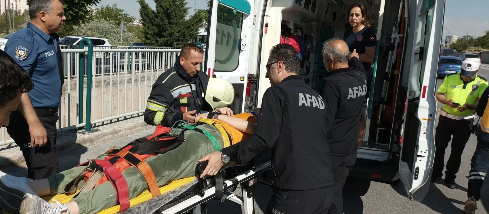 Kayseri'de korkutan kaza Otomobil bariyerleri aşıp kanala uçtu