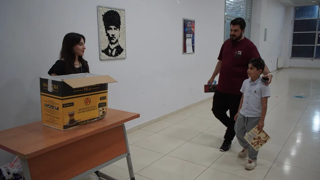 Siirt'te tiyatro salonuna girişin tek şartı bir kitap oldu