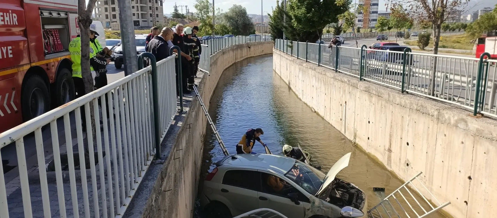 Kayseri'de korkutan kaza Otomobil bariyerleri aşıp kanala uçtu