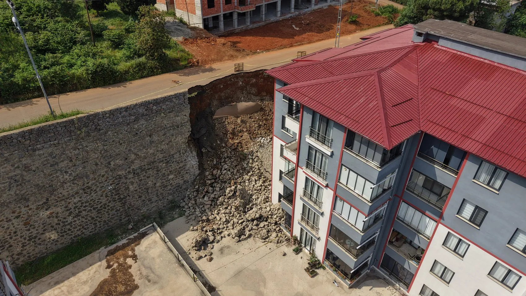 Trabzon'da faciadan dönüldü İstinat duvarı evin içine çöktü