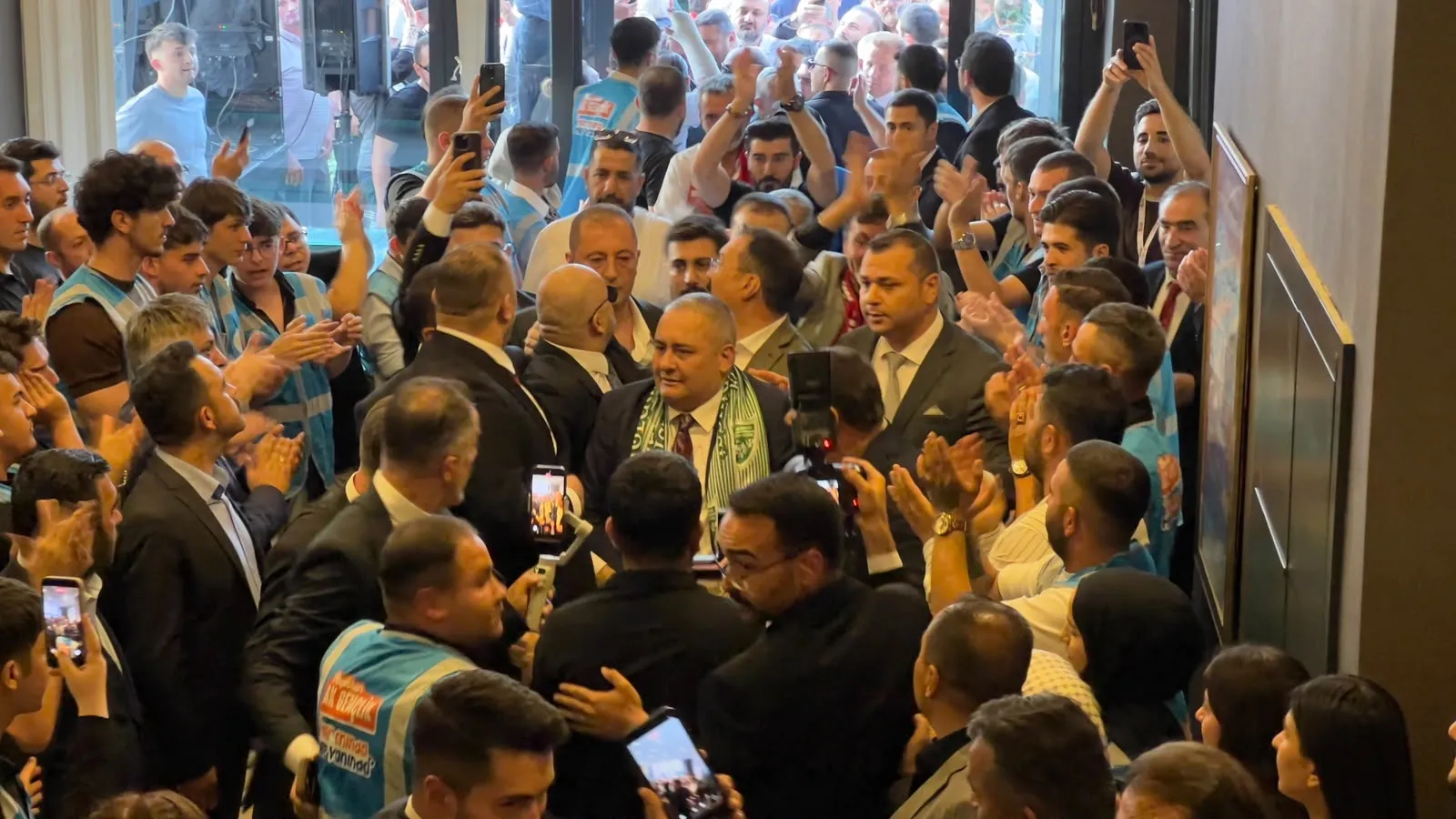 Keçiören Belediye Başkanı Mesut Özarslan resmen AK Parti’ye katıldı