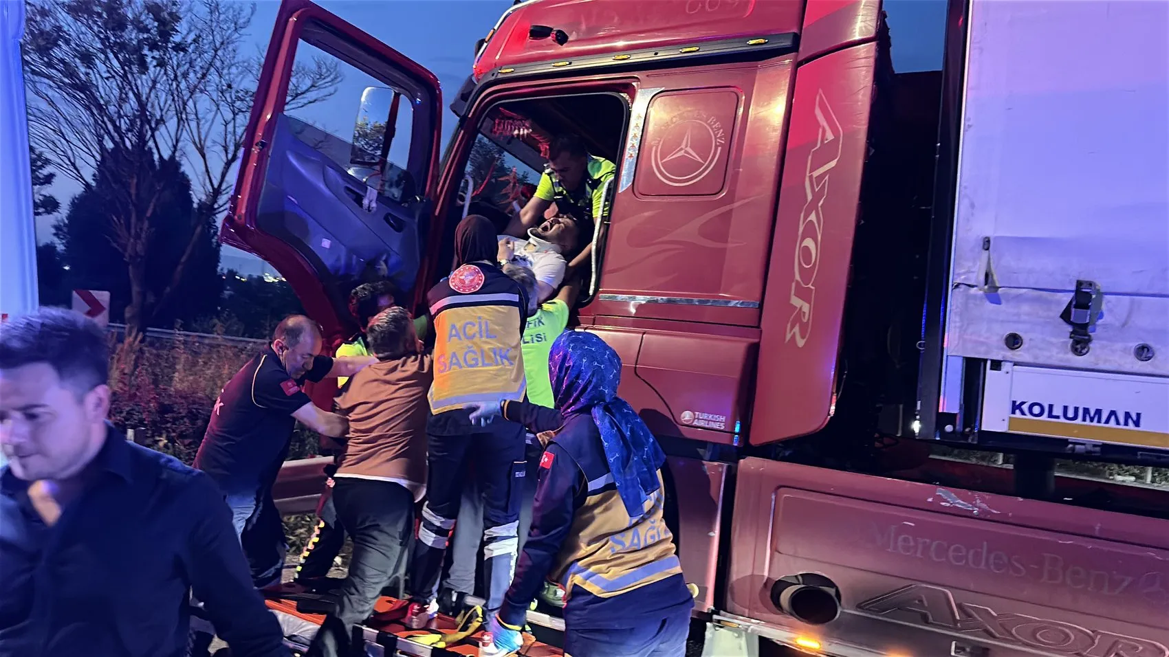 Kütahya yolunda direksiyon başında fenalaşan TIR şoförü kaza yaptı