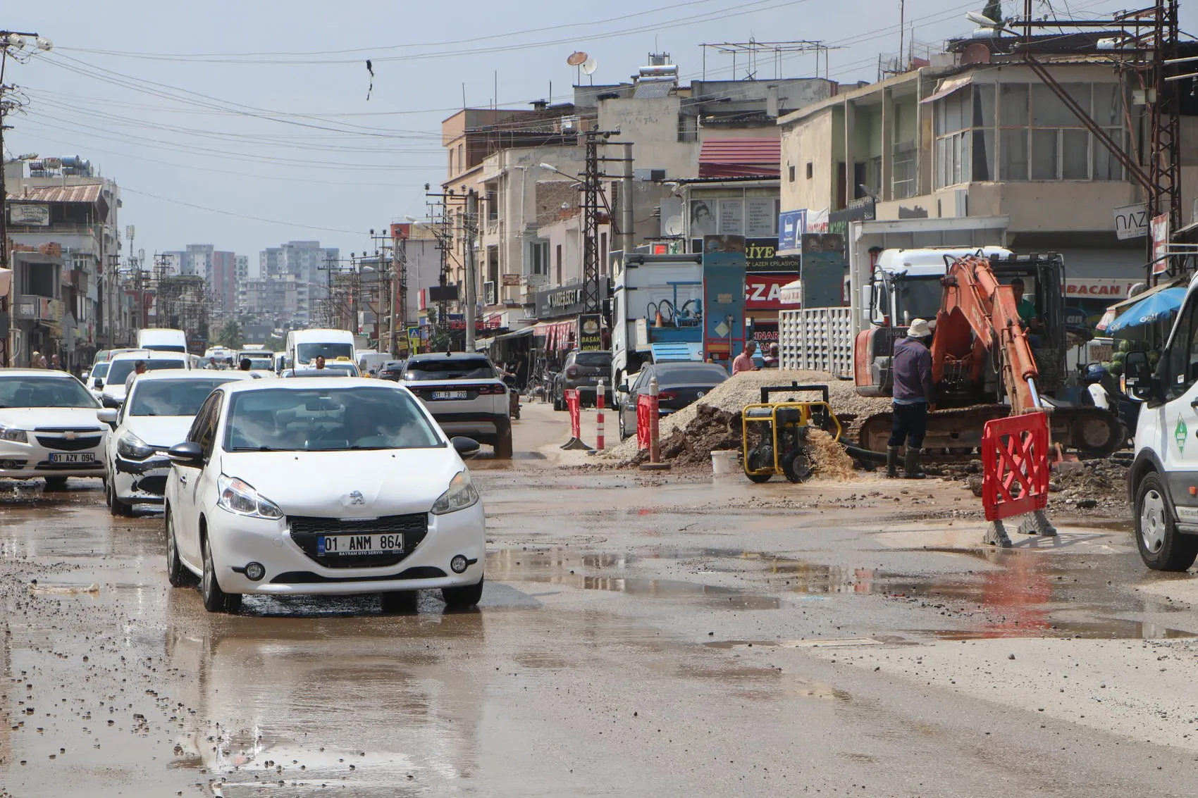 Adana'da ana su borusu patladı ve cadde çöktü