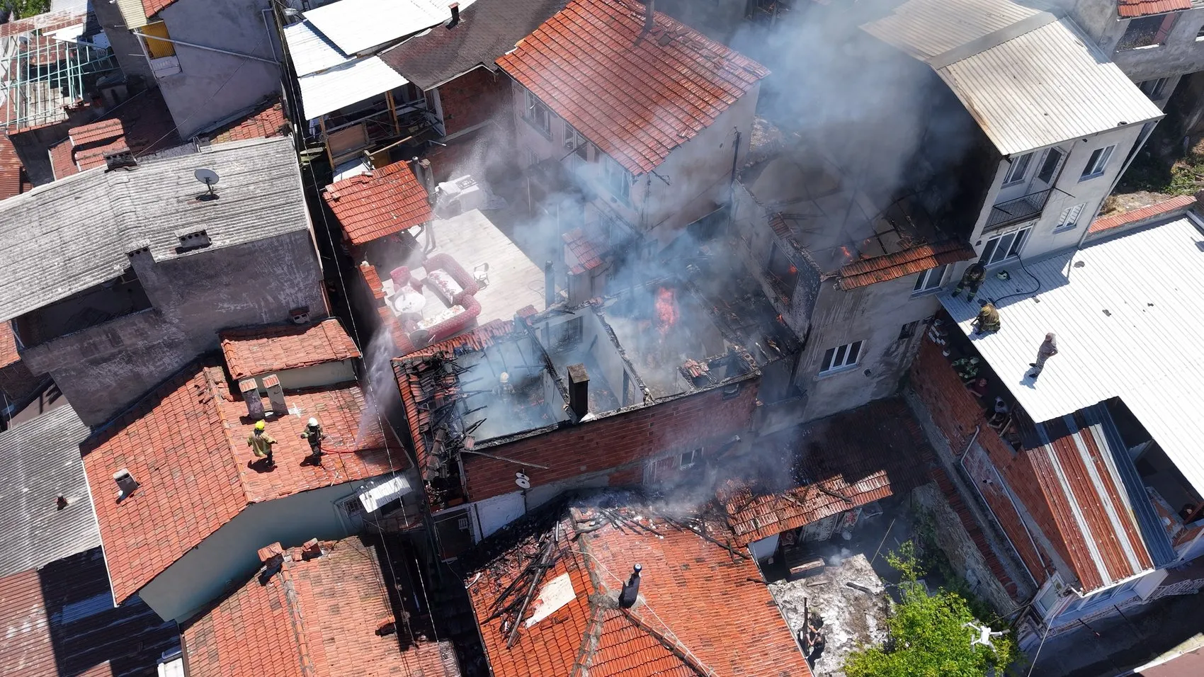 Bursa'da bir yangın iki aileyi evsiz bıraktı