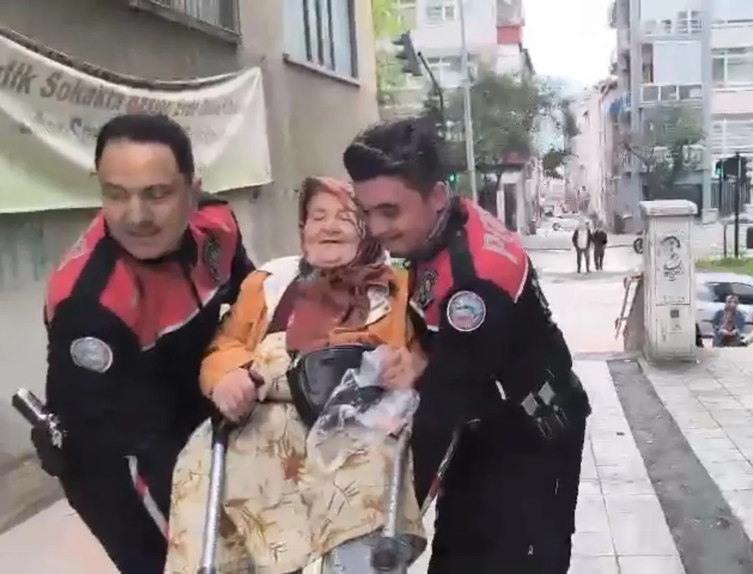 Samsun'da polis ekipleri yolda kalan yaşlı kadını evine taşıdı