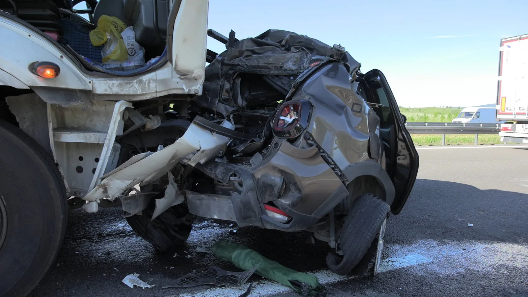 Bolu Anadolu Otoyolu'nda kamyon otomobile çarptı