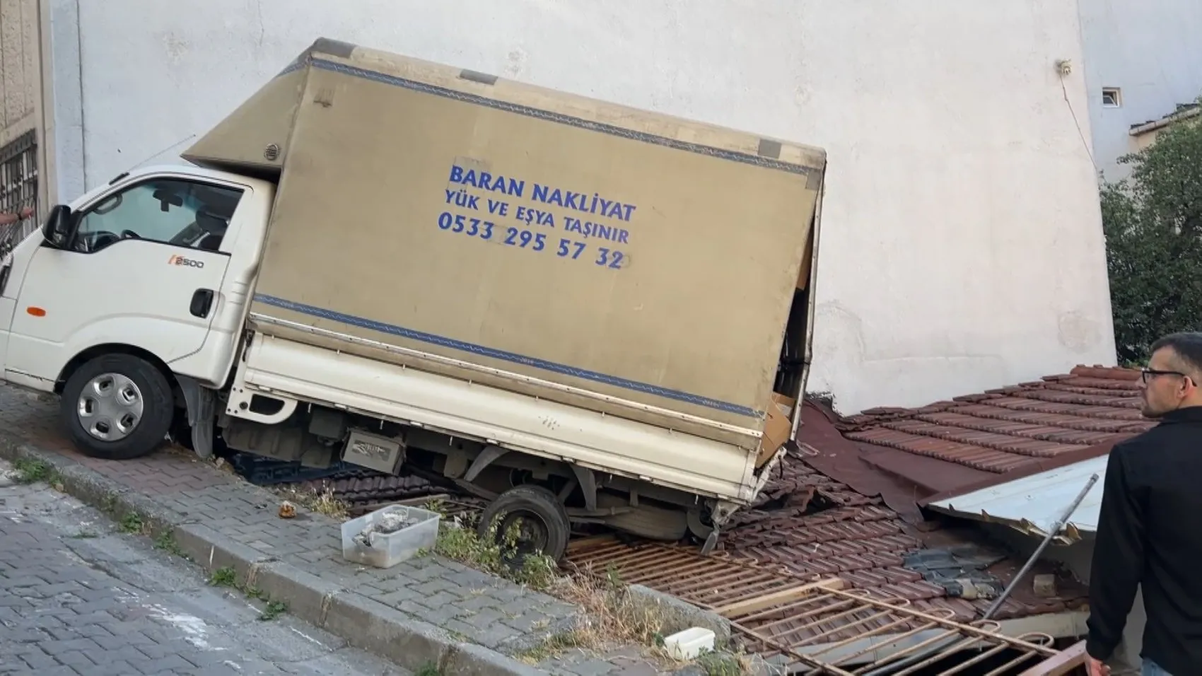 Kağıthane'de kontrolden çıkan kamyonet çatının üzerine uçtu