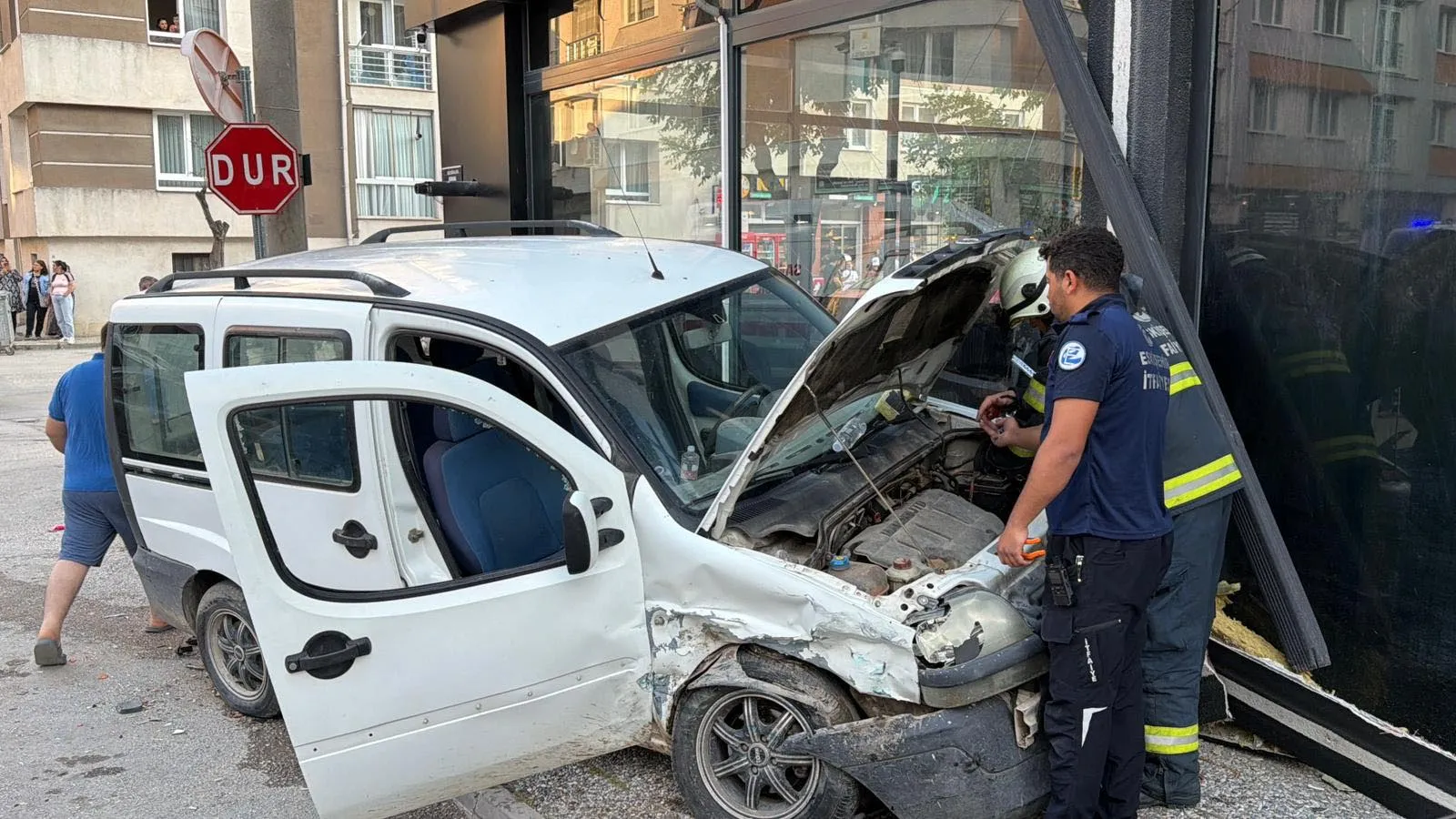 Eskişehir’de kontrolden çıkan araç dükkan duvarına çarptı