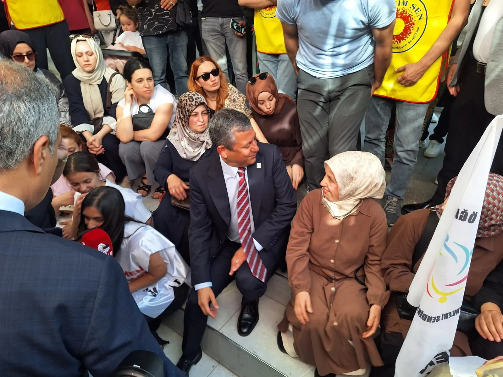 Özgür Özel'den öğretmenler için Meclis'e acil eylem çağrısı