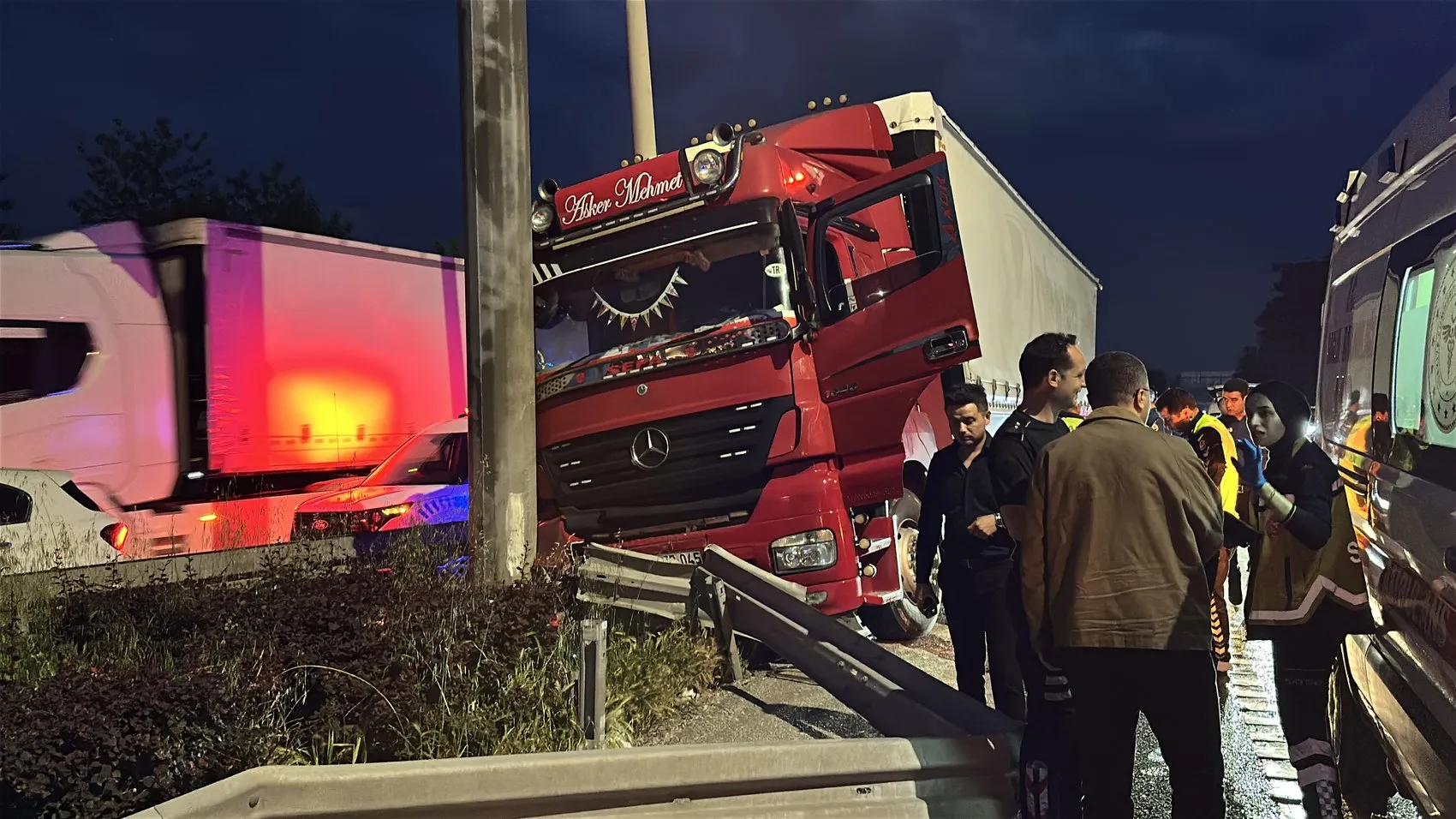 Kütahya yolunda direksiyon başında fenalaşan TIR şoförü kaza yaptı