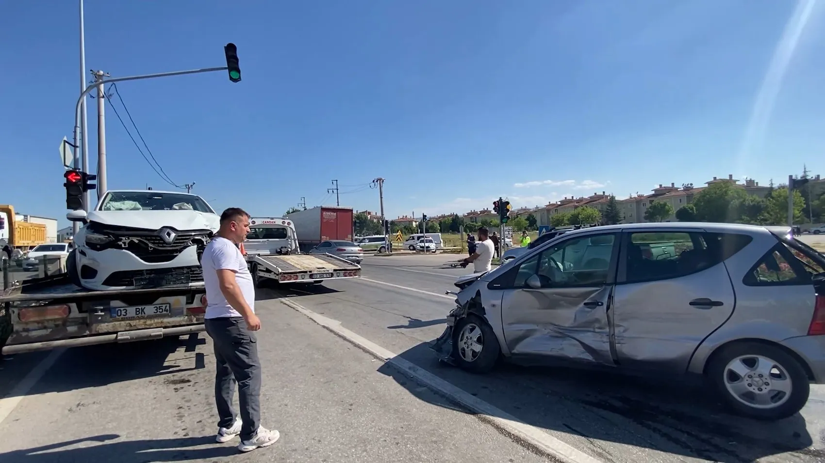 Afyonkarahisar yolunda ambulansa yol verme çabası zincirleme kazaya dönüştü