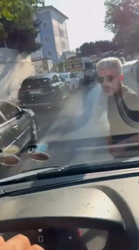 Ümraniye trafiğinde yol verme kavgası kameraya yansıdı