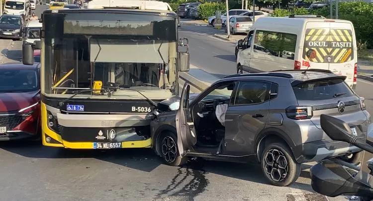 Küçükçekmece’de ani manevra kazaya yol açtı