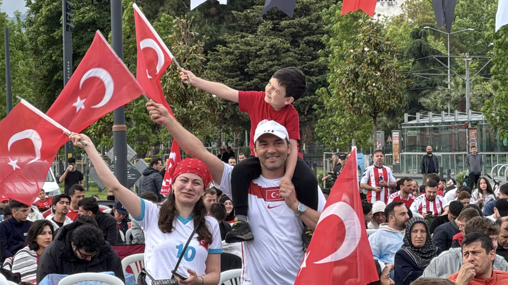 Samsunlular milli maç için yağmura aldırış etmedi