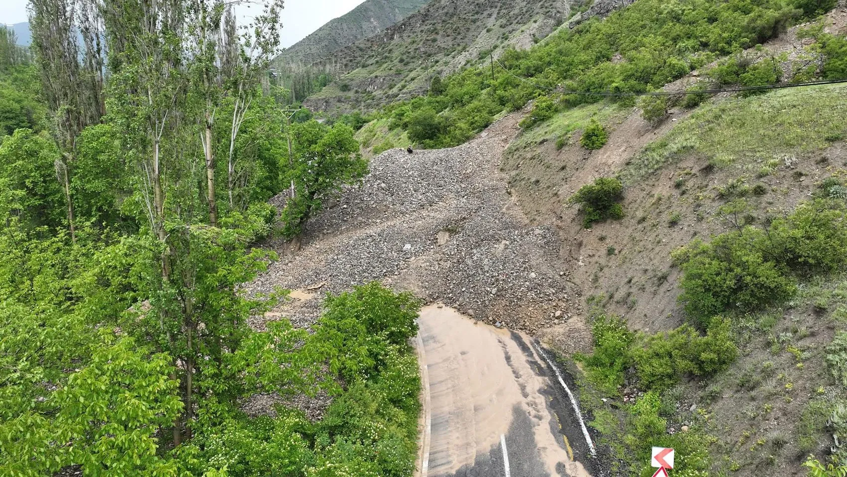 Erzurum Tortum'da toprak kayması yolları kapattı