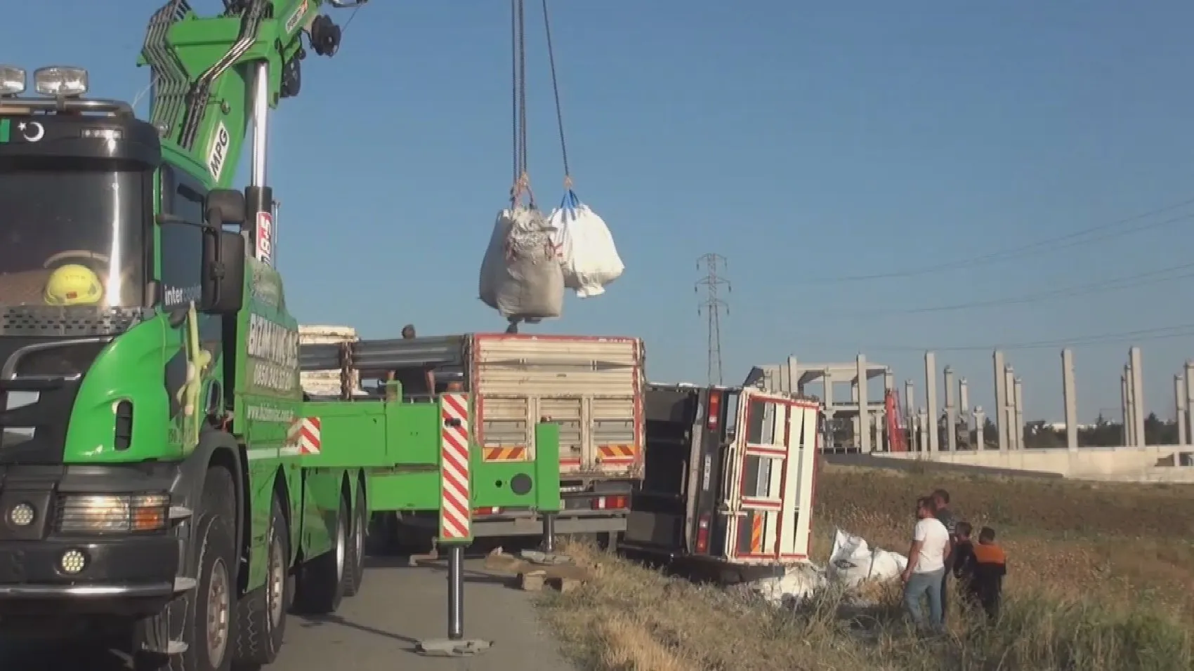 Silivri'de kamyon kazası trafiği kilitledi