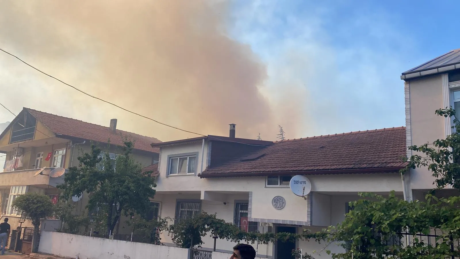 Kocaeli’de seyir halindeki TIR alev aldı ve mahalle tahliye edildi