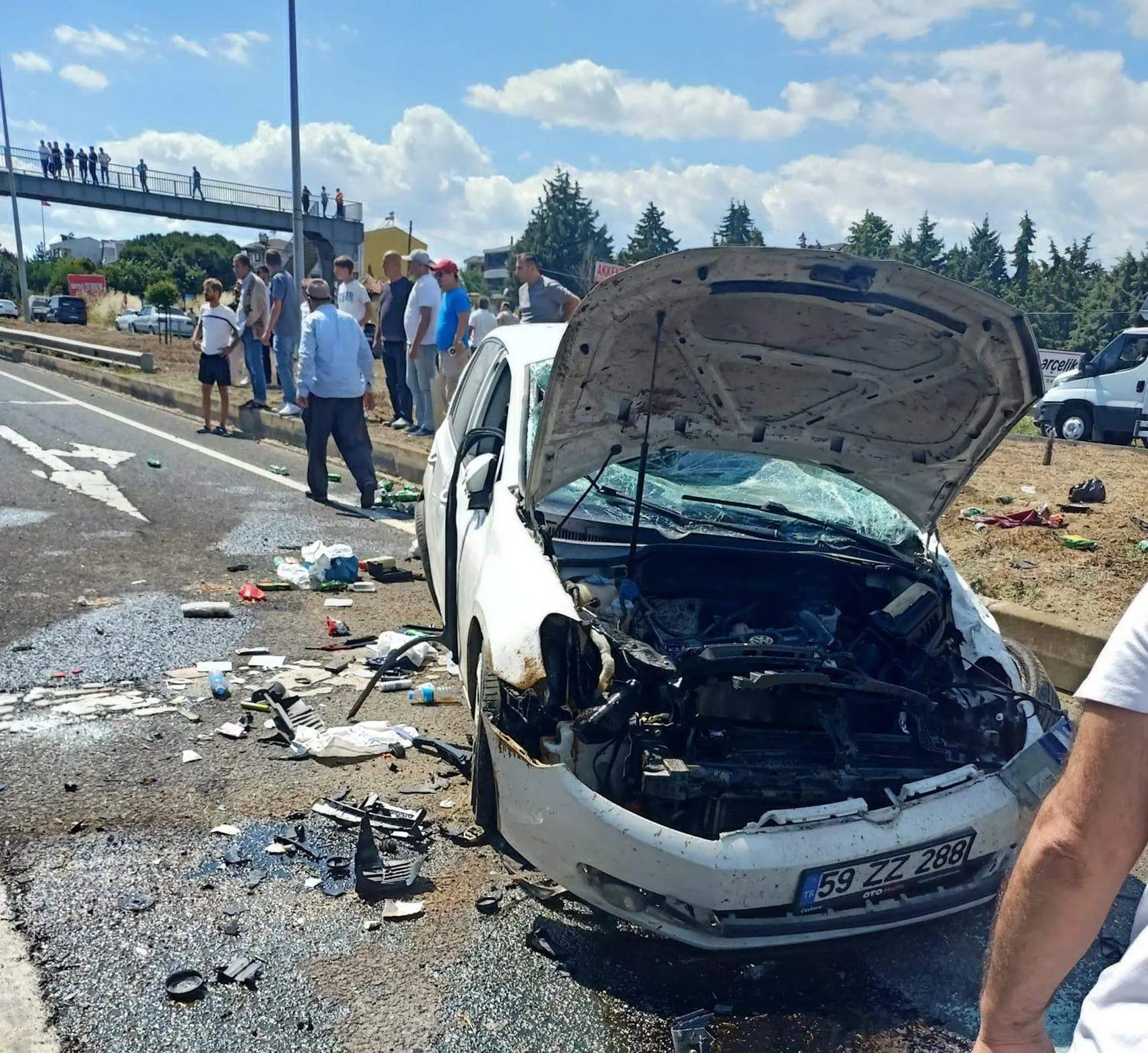 Düğün hazırlığındaki çiftin otomobili takla attı
