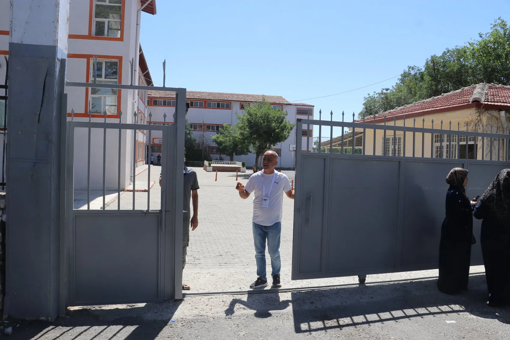 Diyarbakır'da üniversite hayali için ter döken gençler sınav salonunda