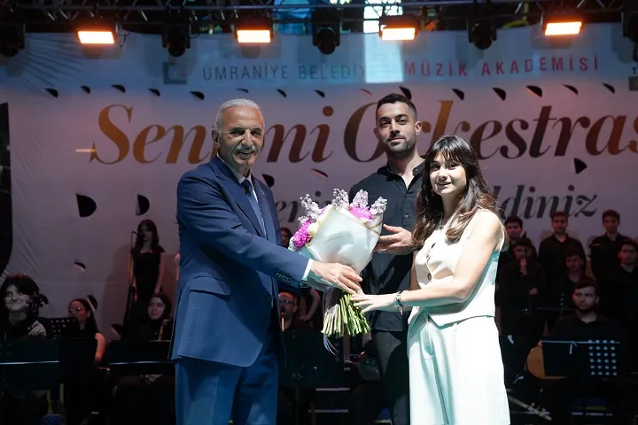 Ümraniye meydanında 75 gençten senfonik şölen