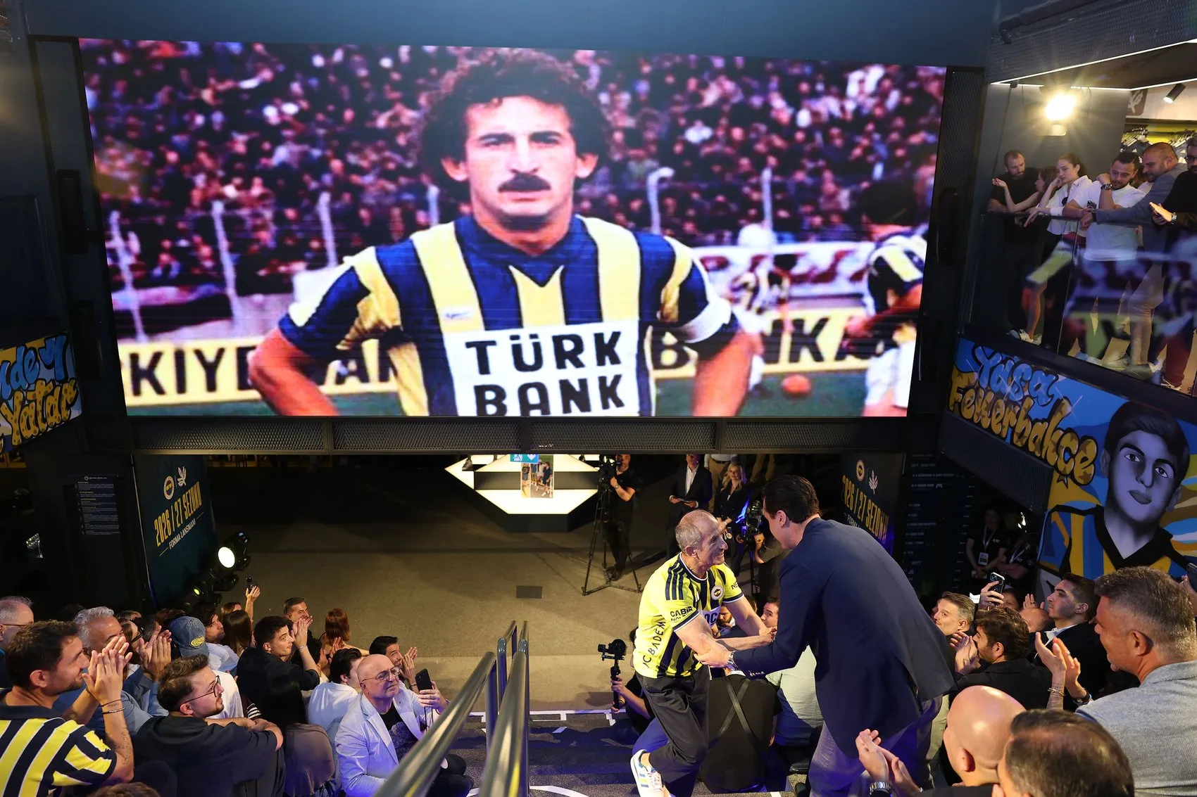 Fenerbahçe 120’nci yıl formalarını görkemli bir törenle görücüye çıkardı