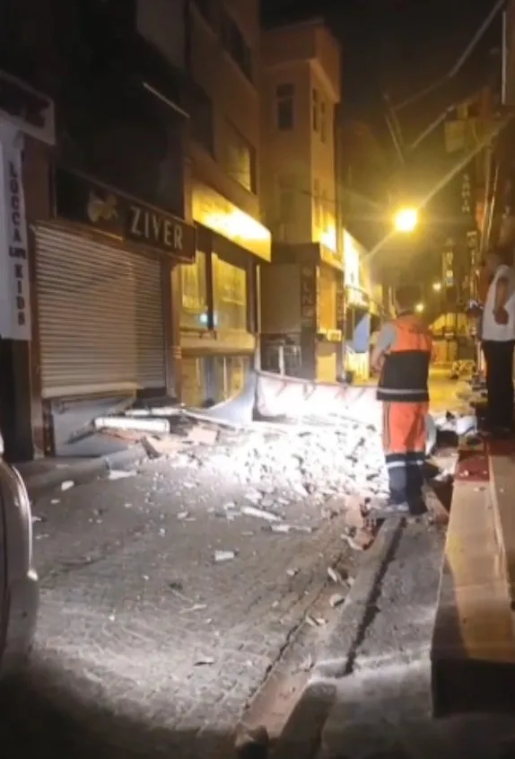 Fatih’te bir mağazanın çatısı gece yarısı büyük tehlike saçtı