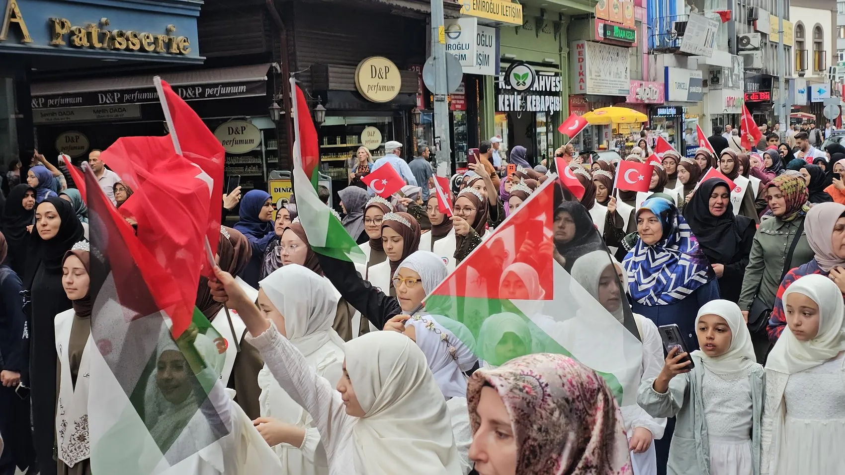 Zonguldak sokaklarında hafızlar için mehterli kortej