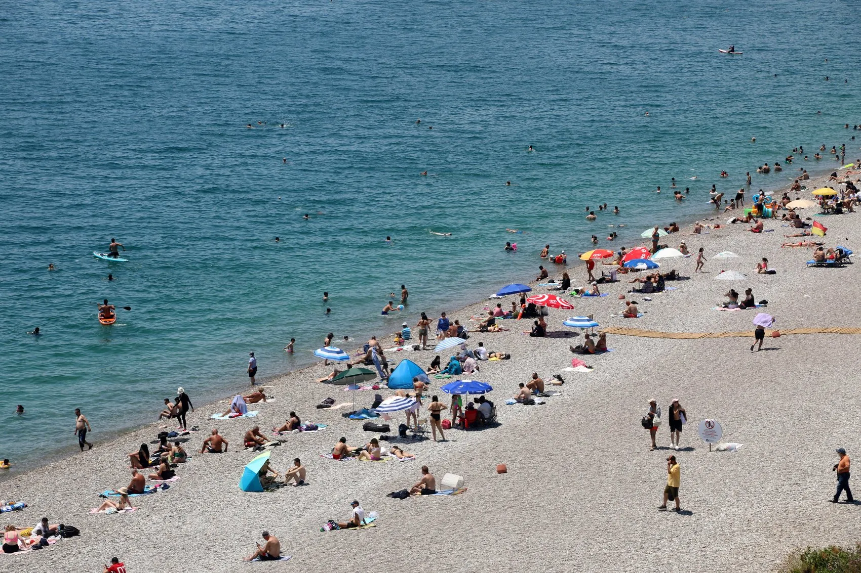 Antalya kavurucu sıcakla tanıştı sahiller dolup taştı