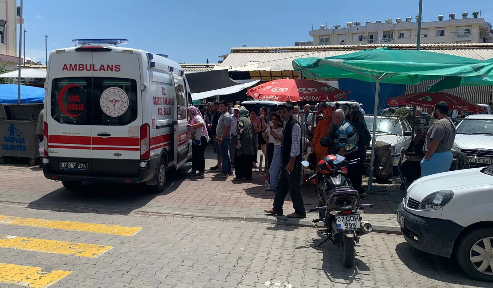 Pazarda bebek arabasında oturan çocuğa yorgun mermi isabet etti