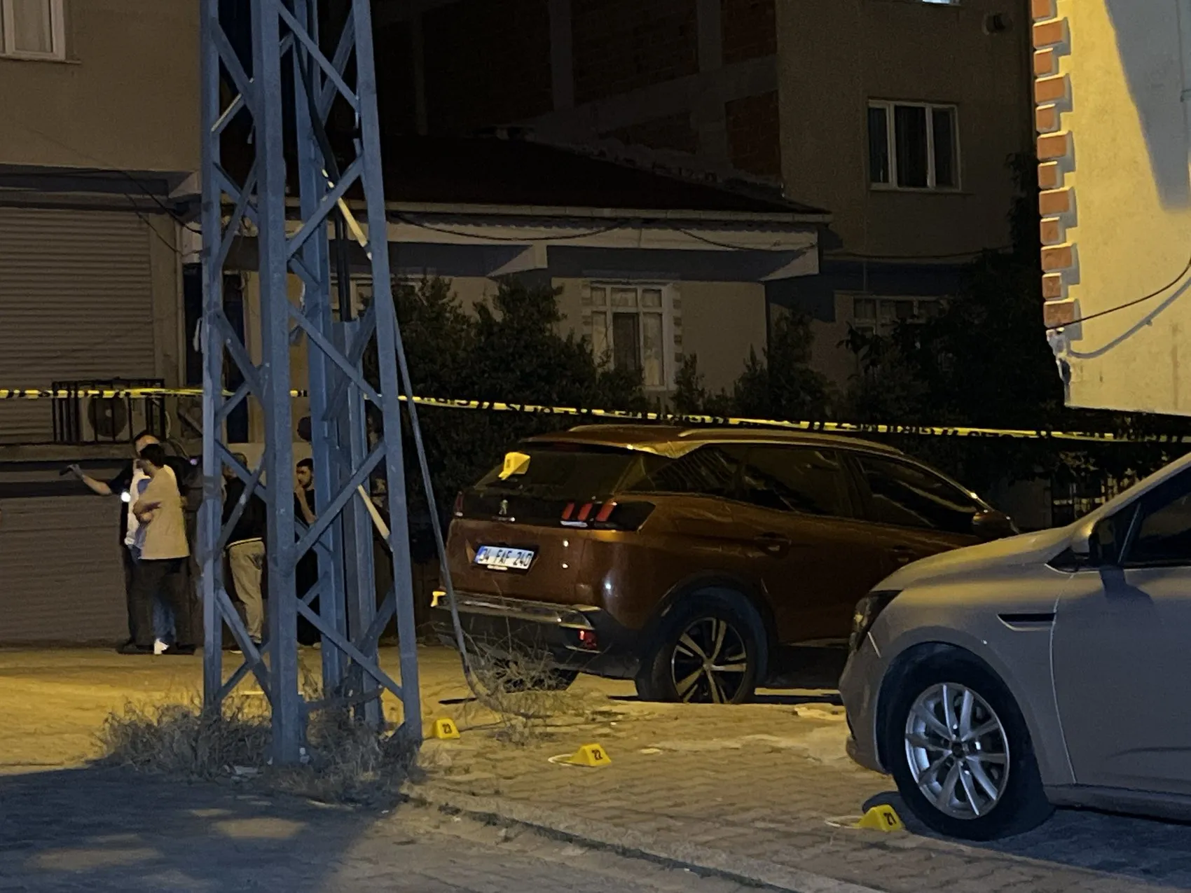 Esenyurt sokaklarında gece yarısı silahlı çatışma